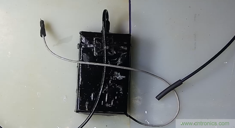 電燈泡內(nèi)通有交流電，為什么看不到燈泡在閃爍？