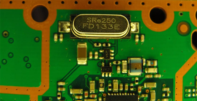 單片機中晶振的工作原理是什么？